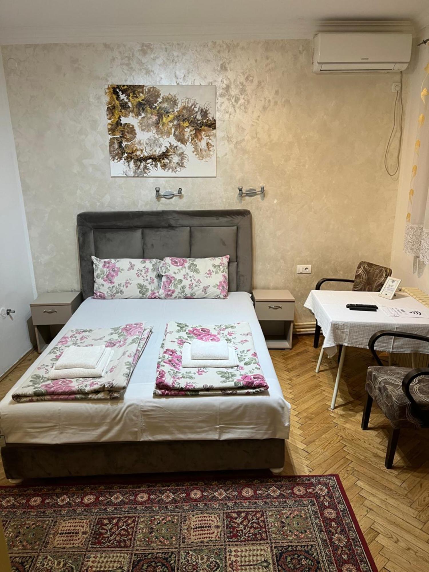 Sobe Sa Sopstvenim Kupatilom Private Rooms Bathroom In Center Novi Sad Eksteriør billede